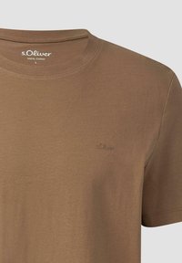 Braunes Baumwoll-T-Shirt mit Rundhalsausschnitt, kurzen Ärmeln und dezentem s.Oliver-Logo, das auf der linken Brust aufgestickt ist.