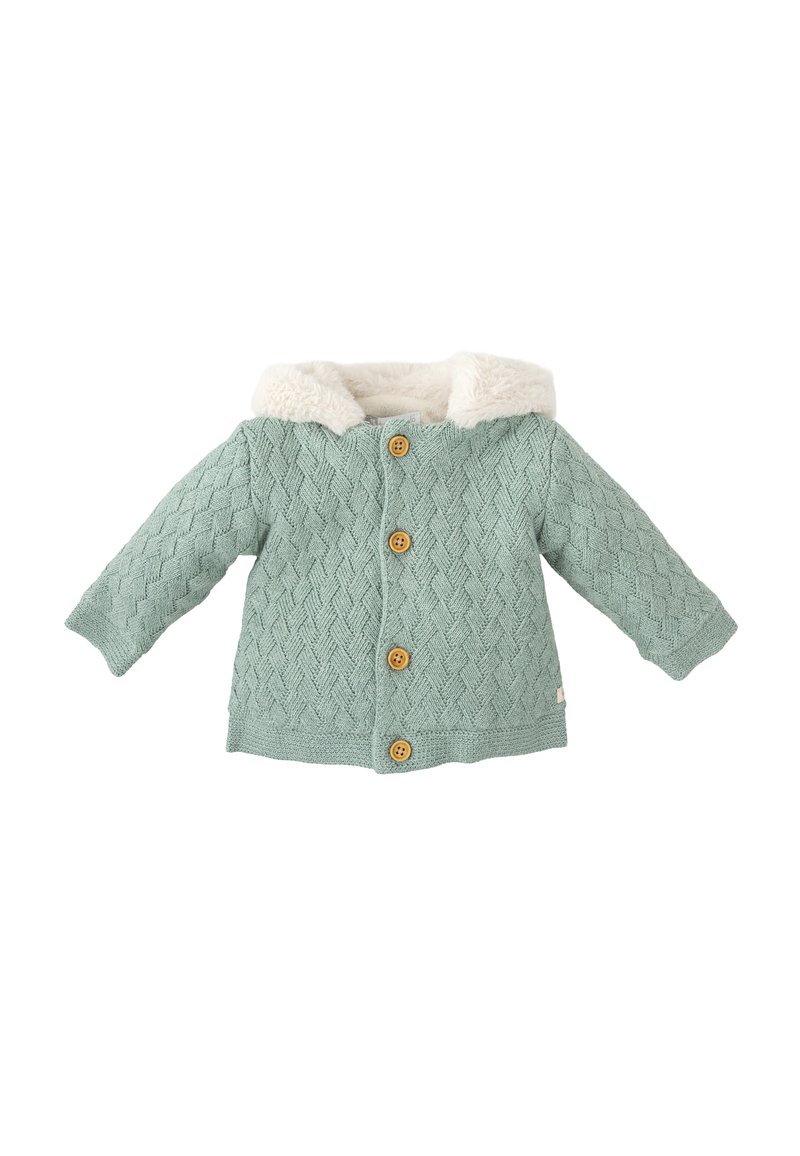 Chaqueta de punto verde menta con un patrón de diamantes, cuello de pelaje sintético crema y botones de madera. Mangas largas y dobladillo recto.