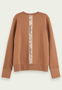 Bruine trui met een patroon op een verticale strook in het midden van de rug, voorzien van geribbelde manchetten en een ronde halslijn. Zachte textuur, casual ontwerp.