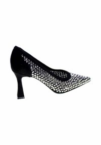 Décolleté in suede nera con accenti metallici a borchie sui lati, punta affilata e tacco a stiletto. La superficie texturizzata contrasta con le aree lisce.