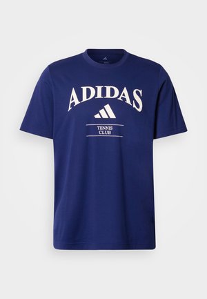 Modré bavlněné tričko s kulatým výstřihem, krátkými rukávy a bílým potiskem s nápisem "ADIDAS TENNIS CLUB" a logem tří pruhů.