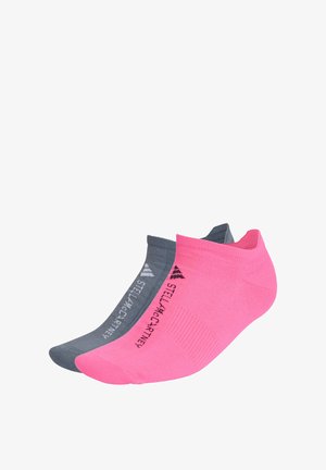 To par ankelstrømper: ett rosa og ett grått. Begge har en tettsittende passform med ribbet tekstur. "Stella McCartney"-logo i kontrastfarge.