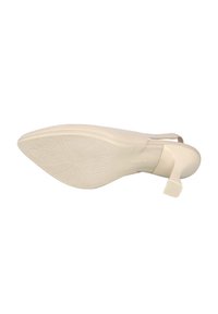 Zapato de tacón alto beige con punta afilada y suela texturizada que presenta las palabras "I ❤️ Comfort Walk". El tacón es delgado y mide aproximadamente 2 pulgadas.