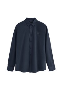 Camicia a maniche lunghe blu navy, con colletto a punta, tessuto strutturato e una patch rettangolare con logo sul petto sinistro.
