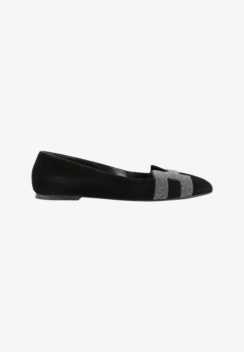 Chaussure plate noire avec un bout pointu et une décoration en forme de H pailletée argentée sur le devant.