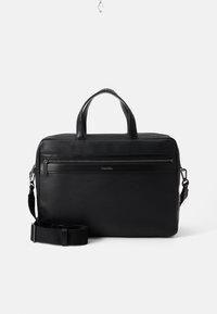 Sac d'ordinateur portable noir avec deux poignées, une bandoulière réglable, une poche frontale zippée et un matériau texturé lisse. Design rectangulaire.