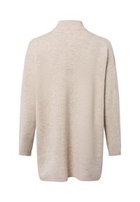 Beiger, übergroßer Strickpullover mit hohem Kragen, abfallenden Schultern und gerippten Bündchen, der eine weiche Textur und ein lässiges Design aufweist.