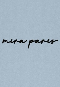 Tessuto azzurro chiaro con una texture liscia, caratterizzato da un testo scritto a mano in stile script nero che recita "mira paris."