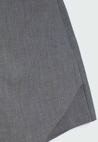 Grijze kledingstuk met een soepele textuur, met een licht gebogen zoom en subtiele, lichte stof. Schone randen en minimale stikseldetails.