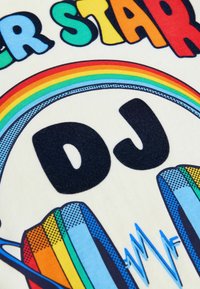 Valge kangas, millel on värvikas graafiline disain. Tekst ütleb "SUPER STAR DJ" vikerkaare kohal, koos kõrvaklappide ja helilaine illustraatori kujutisega.