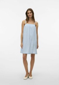 Vestido sin mangas azul claro con un cuerpo fruncido y tirantes finos, que presenta una textura suave y sutiles rayas verticales.