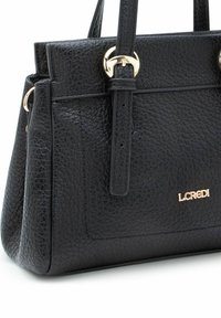 Schwarze Lederhandtasche mit strukturierter Oberfläche, goldfarbenen Metallakzenten und kleinem Logodetail, strukturierte Form mit zwei Griffen.