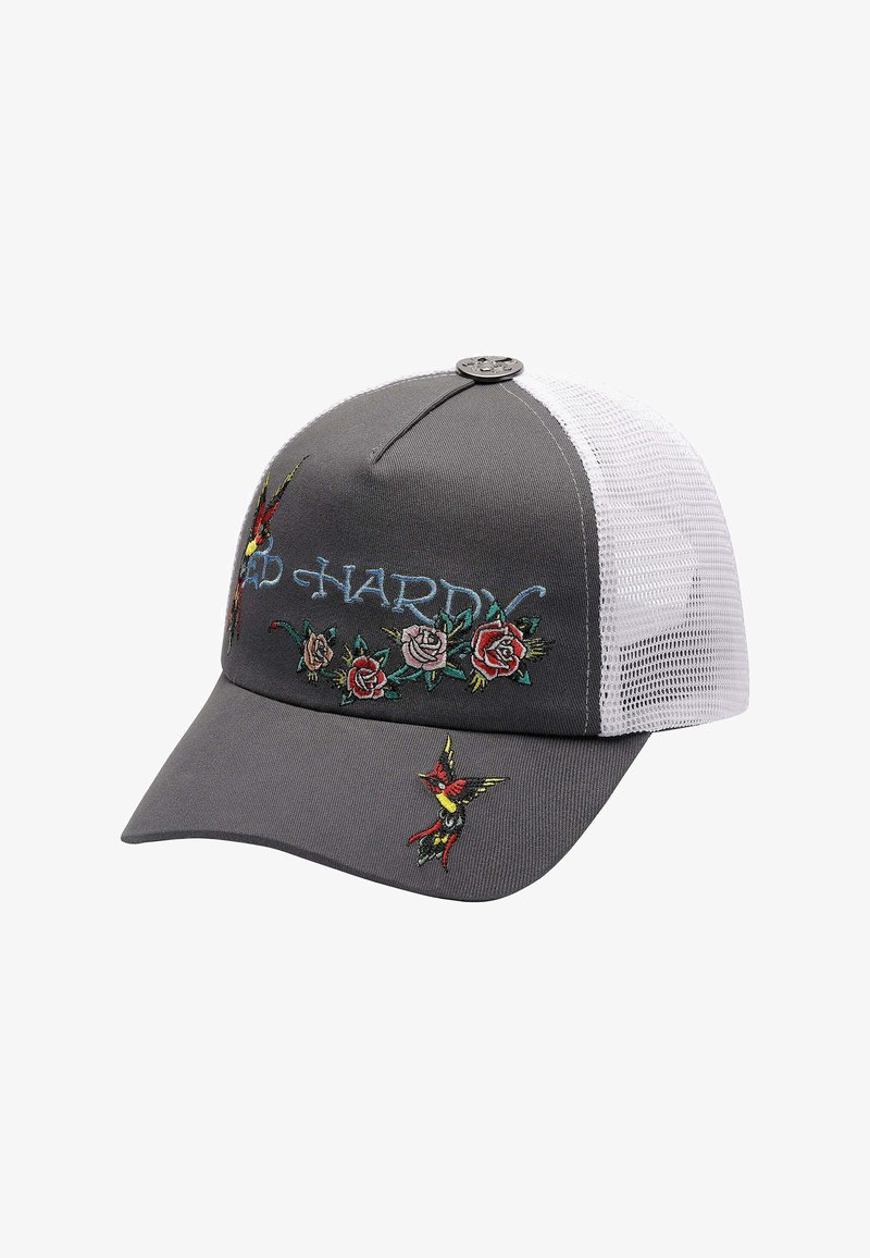 Gorra de béisbol gris con parte trasera de malla; presenta bordados coloridos de rosas y un colibrí, con el texto "Ed Hardy" en azul claro.