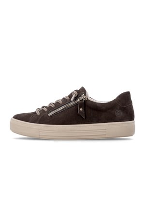Bruine suède sneaker met beige zool, beige veters en een metalen zijrits, in profiel getoond op een witte achtergrond.
