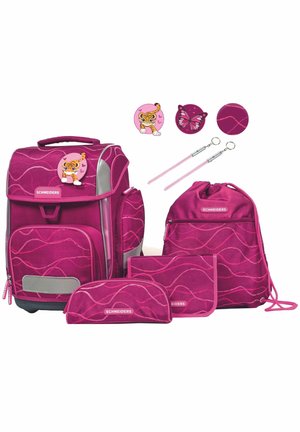 Set di zaini scolastici rosa composto da uno zaino principale, una borsa a coulisse, un astuccio e accessori. Texture con motivi ondulati e opere artistiche di tigri.