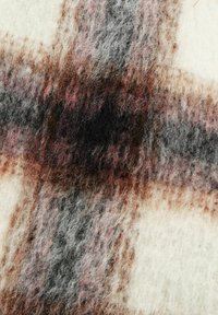 Ullpläd tyg i kräm, grå och brun nyanser, med en mjuk textur och ett suddigt korsmönster samt subtila rosa inslag.