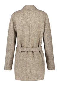 Beżowy płaszcz z tkaniny tweed o gładkiej fakturze, z paskiem w talii i prostym kołnierzem. Posiada prostą, nieco oversize'ową sylwetkę.
