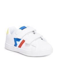 Białe sneakersy na rzepy z niebieskimi, czerwonymi i żółtymi akcentami. Posiadają okrągły czubek, gładką strukturę oraz gumową podeszwę z bieżnikiem.
