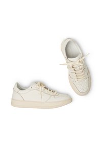 Zapatillas de cuero color crema con puntera perforada, cordones planos y suela intermedia texturizada. Presenta un logotipo en el lateral y un suave forro interior.