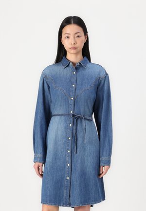 ONLGILLO BELT DRESS - Denimové šaty - medium blue denim