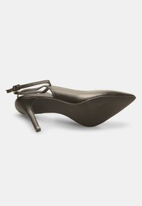 Bata Klasické lodičky na opätku - schwarz