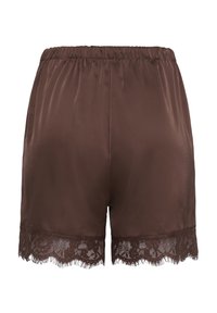 Shorts en satin marron avec taille élastique et bordure en dentelle florale le long de l'ourlet pour une finition délicate.