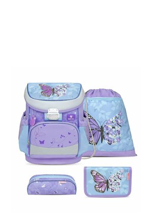 Lila und blaue Rucksack mit Schmetterlingsmotiven, begleitet von einem Zugbeutel, einem Federmäppchen und einer Geldbörse. Verfügt über mehrere Fächer und Texturen.