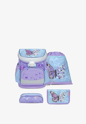 Zaino viola e blu con design di farfalle, accompagnato da una borsa a tracolla, un astuccio e un portafoglio. Presenta numerose tasche e texture.