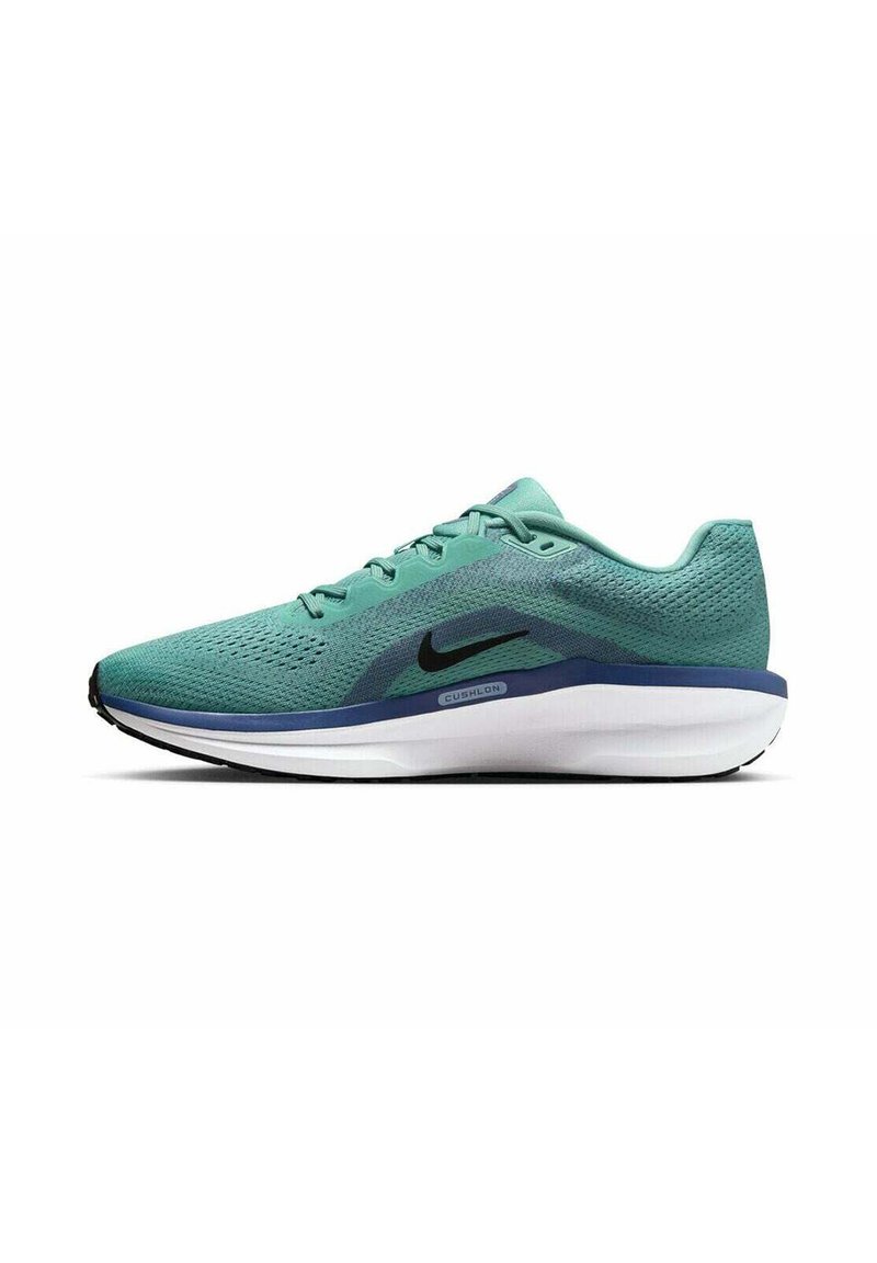 Zapatilla de running de Nike en malla color teal, con un logo negro, una entresuela blanca acolchada y una forma suave y redondeada para mayor comodidad.