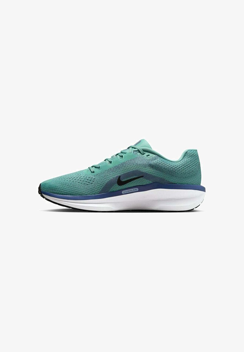 Zapatilla de running de Nike en malla color teal, con un logo negro, una entresuela blanca acolchada y una forma suave y redondeada para mayor comodidad.