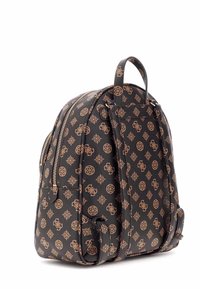 Zaino in pelle marrone con motivo, dotato di doppie cerniere, forma arrotondata e manico superiore. Presenta un design con logo e tasca laterale.