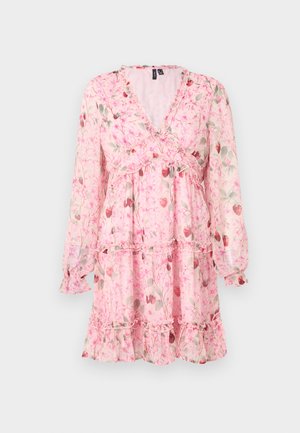 Robe longue à manches longues rose à imprimé floral, avec col en V à volants, jupe à volants et tissu léger orné de petits motifs floraux rouges et gris.