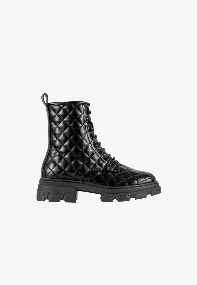 Stivale alla caviglia imbottito nero con lacci frontali, punta rotonda e suola in gomma chunky. Presenta dettagli di cucitura e una linguetta sul retro.