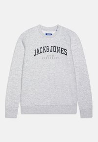 Pilkas sportinis megztinis ilgomis rankovėmis, apvaliu kaklu ir raštuotais rankogaliais. Ant krūtinės matyti drąsiai užrašyta "JACK&JONES" juoda spalva.