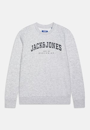 Sivkasta majica s dolgimi rokavi, okroglega izreza in rebrastimi manšetami. Na prsih je napis "JACK&JONES" v debeli črni barvi.