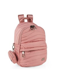 Mochila pequeña rosa con diseño acolchado, dos compartimentos con cremallera, un bolsillo lateral redondo y correas ajustables. Textura suave y herrajes en plata.