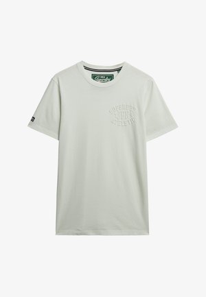 Jasnozielona koszulka z bawełny, z krótkimi rękawami, okrągłym dekoltem i wytłaczanym logo "Superdry Athletic" na piersi.