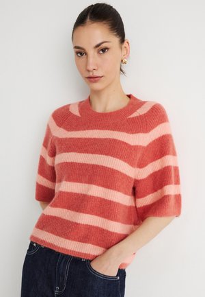 Pulover cu mâneci scurte, dungi în nuanțe de coral și roz deschis, realizat dintr-o țesătură texturată. Decolteu rotund și croială lejeră. Poartă-l cu blugi închiși la culoare.