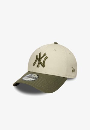 Beeži pesapalli kork, millel on tume roheline visor ja broderitud logo. Omab õmmeldud silmadega ja reguleeritavat rihma taga.