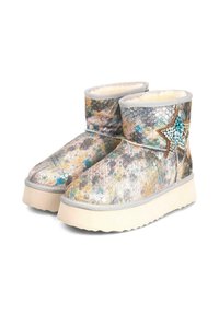 Botas de tobillo metálicas con escamas texturizadas en colores pastel. Presentan una estrella decorativa con piedras preciosas y una suela de plataforma de color claro.