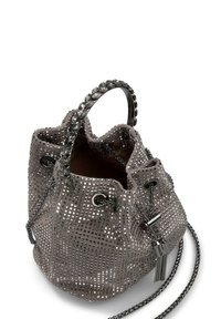 Borsa a secchiello grigia in rete con dettagli metallici, dotata di chiusura a cordoncino, manico a catena e particolari con nappine. Superficie testurizzata con trama aperta.