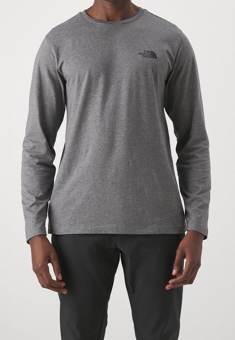 Langärmliges graues T-Shirt aus weichem Stoff, mit Rundhalsausschnitt und einem kleinen schwarzen Logo auf der oberen linken Brust.