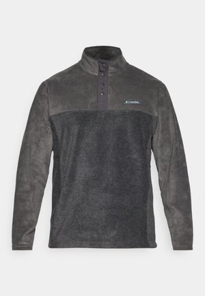 Szürke bolyhos pulóver magas gallérral, négy gombos záródással és szövet kontraszttal a vállon. A mellkason Columbia logó található.