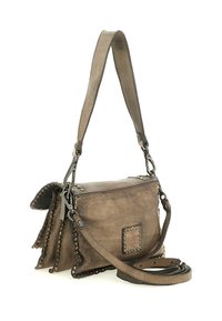 Borsa a tracolla in pelle marrone con borchie metalliche, finitura strutturata, tracolla regolabile e chiusura con patta. I lati sagomati distintivi migliorano il design.