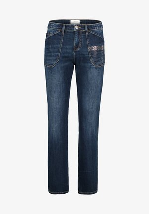 Dunkelblaue gerade geschnittene Jeans mit vorderen aufgesetzten Taschen, eine Tasche mit kleinen silbernen Nieten verziert und sichtbaren gelben Nähten.