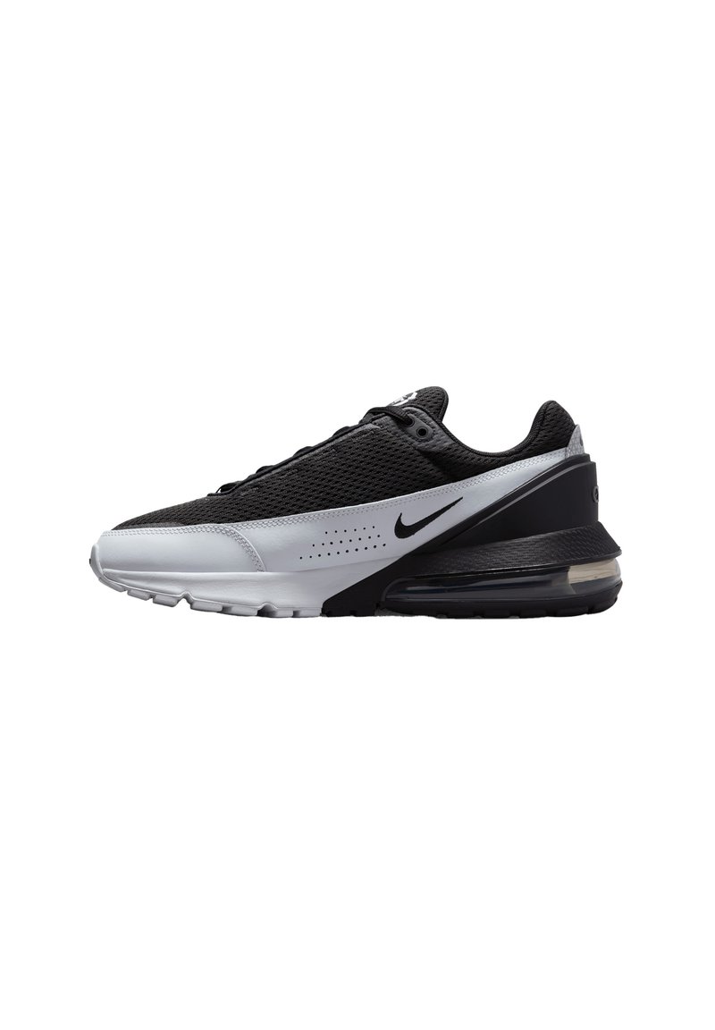 Scarpa atletica nera e argento con tomaia in rete, accenti sintetici lisci, ammortizzazione in aria visibile nel tallone e suola in gomma.