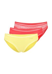 Trzy pary damskich majtek typu hipster w kolorze żółtym oraz dwóch odcieniach czerwonego, zdobione koronką i wykonane z miękkiego, elastycznego materiału.