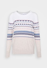 Jersey de punto en blanco y beige con patrones geométricos en azul, marino y rosa. Presenta un cuello redondo y mangas largas.