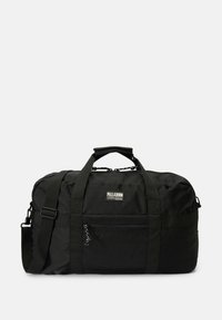 Mala de viagem preta feita de um tecido durável. Apresenta alças duplas, uma correia de ombro ajustável e um bolso frontal com fecho zip. Logótipo PALLADIUM exibido.