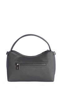 Bolso negro con textura, de forma curva, con asa superior y bolsillo frontal con cremallera. Presenta un cierre de cremallera suave y un diseño elegante y minimalista.